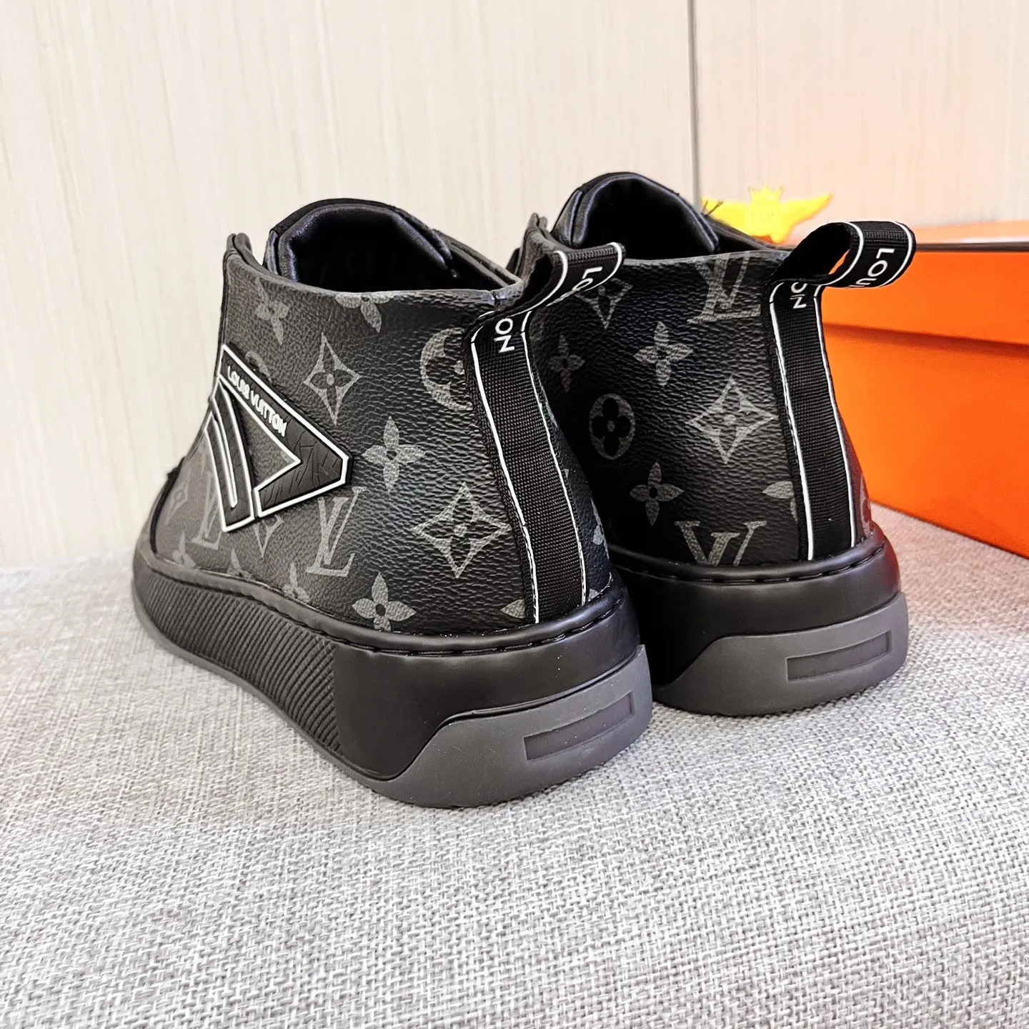 Men's shoes 💰 460 men's shoes 💰 [ LV ] 🔥 Louis Vuitton, high-end men's shoes brand official website 1:1 latest masterpiece: uppers are made of Italian imported first-layer cowhide with comfortable and breathable lining ➕ original non-slip and wear-resistant outsole 🔥, making walking more convenient and comfortable! An exclusive new model, a stunning work, a beautiful 1:1 replica [color] compared to the official quality! Create a fashionable personality to set off your uniqueness! A must-have for trendy men! Classic 🔥Size: 38-44 Color: 🔥 3⃣️colors available🔥.